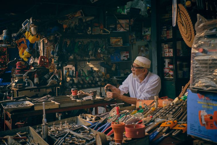 Comerciante organizando herramientas en una ferretería