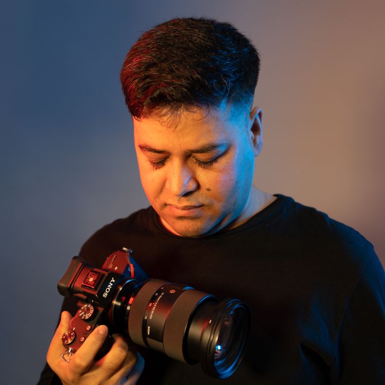 Fotógrafo revisando su cámara en el estudio